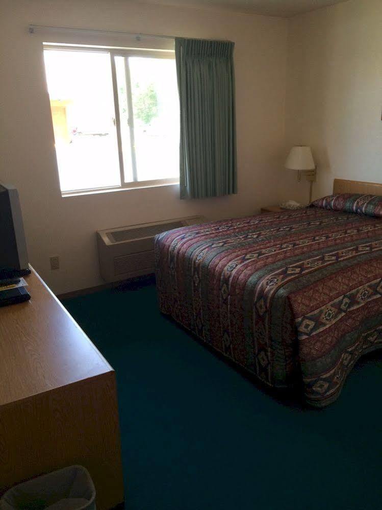 Mini Golden Inns Motel Hungry Horse Экстерьер фото